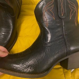 Ariat size 8-C old black darlin boots ! Super cute